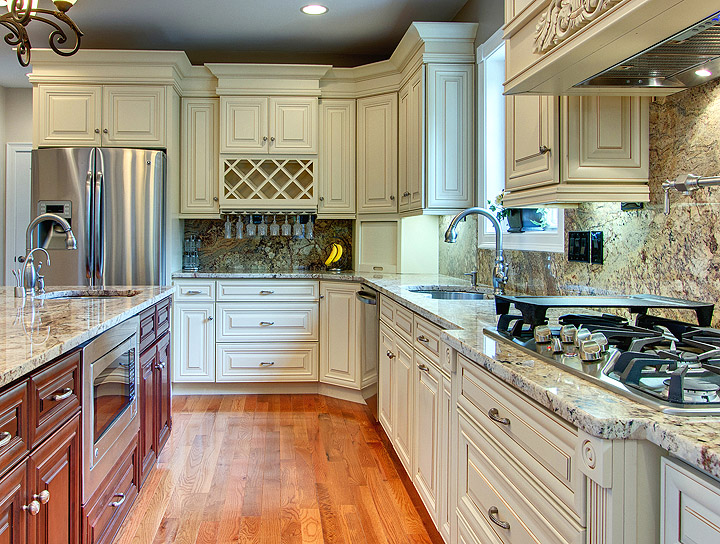 Cream Maple Glazed Kitchen Cabinets